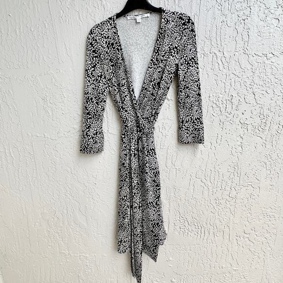 Diane Von Furstenberg Long Sleeve 100%Silk Printed Robe Dress Black Women's Sz 2 - Picture 1 of 7